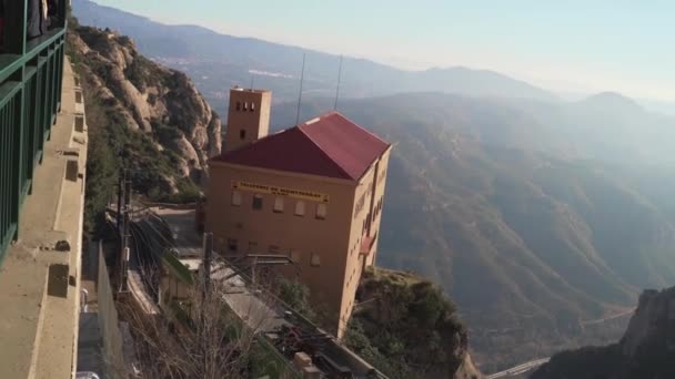 Vista para a ferrovia para passar pelo vale de cima em Monistrol de Montserrat — Vídeo de Stock