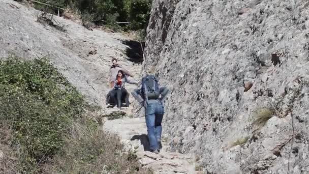 As pessoas sobem os degraus íngremes para chegar ao topo da montanha . — Vídeo de Stock