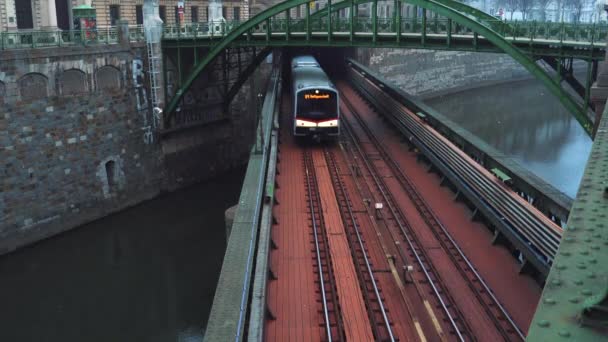 Le métro quitte le tunnel dans la rue à Vienne — Video