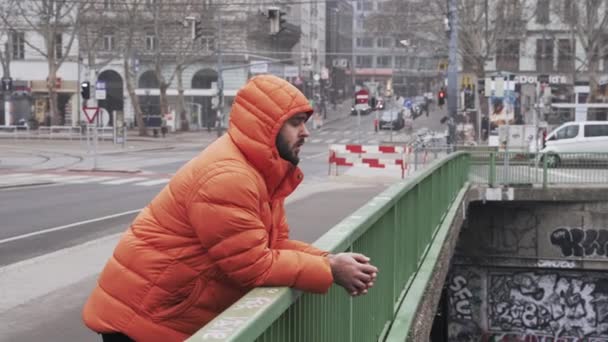 Le gars se tient sur le pont et regarde la ville dans le brouillard en Autriche — Video