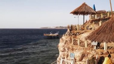 Tatil Köyü Red Sea Coast. Şarm El-Şeyh Plajı ve Kızıldeniz 'in gündüz panoramik manzarası