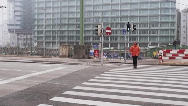 Le gars est sur un passage piétonnier dans la ville dans le brouillard — Video