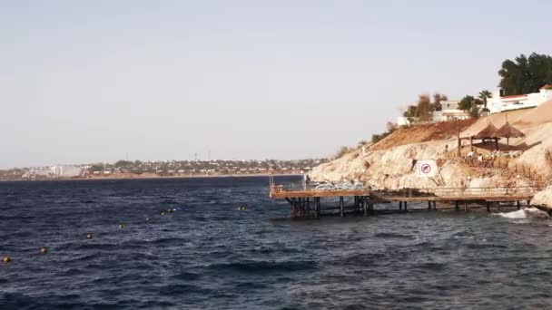 Resort Red Sea Coast. W ciągu dnia panoramiczny widok na plażę Szarm el-Szejk i Morze Czerwone Klip Wideo