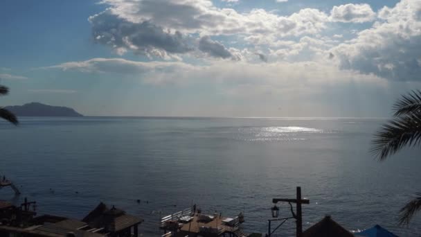 Meerblick an einem schönen Sommertag: blauer Himmel mit kleinen Wolken, klares blaues Meerwasser und sanfte Wellen, klare Horizontlinie. Meer, Ozean, Natur Video Hintergrund für touristische und Resort-Websites — Stockvideo