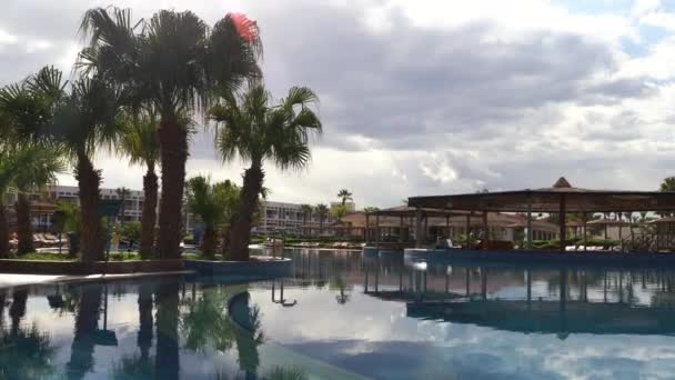 红海一线的豪华酒店。一个大型游泳池 — 图库视频影像
