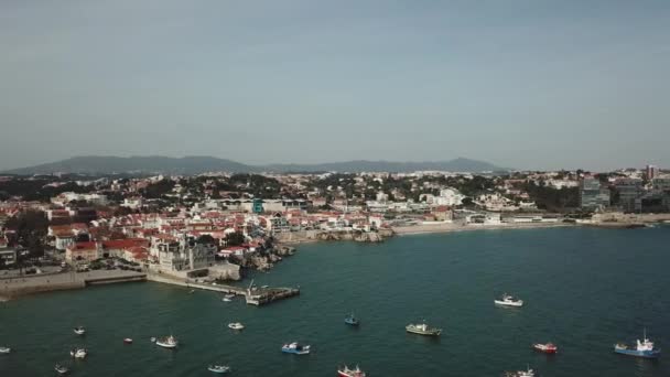 Пристань риболовецьке судно. Багато Марини. Це, як правило, найпопулярніші туристичні пам'ятки на пляжі. Яхти і Вітрильники пришвартовані на набережній повітряних 4K кінематографічне вид вертольота — стокове відео