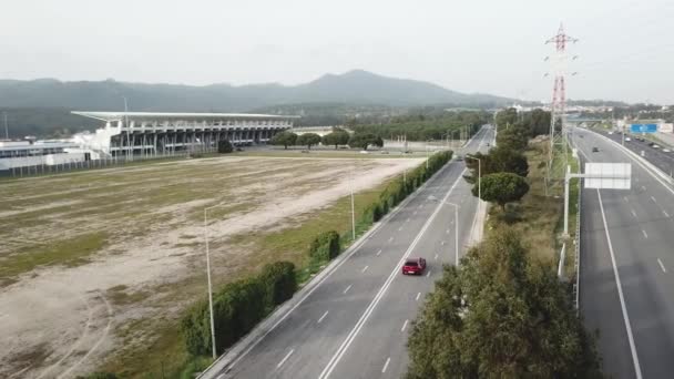Vista aérea de la autopista en Portugal coche rojo va en una carretera libre alrededor de los árboles — Vídeos de Stock
