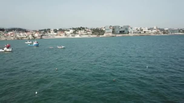 Barco de pesca no cais. Muita marina. Esta é geralmente a atração turística mais popular na praia. Iate e veleiros ancorados no cais Aeronáutico 4k vista helicóptero cinematográfico — Vídeo de Stock