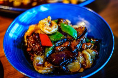 Patlıcan ile kızarmış karidesler, Chilli, koyu sos fasulye Çin mutfağı