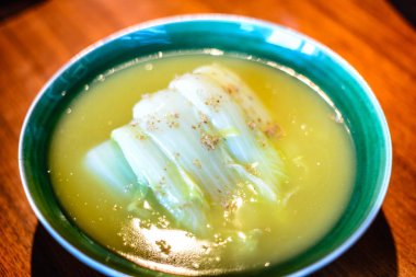 Bir Duck Bouillon pişmiş mevsimlik beyaz bok Choy lahana porselen servis