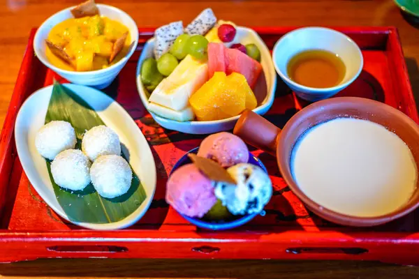 bir tepsi üzerinde hizmet Asya Çin ve Batı tatlılar ile tatlı tabağı