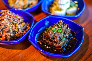 İnce yemek restoranında klasik Kuzey Çin soğuk meze çeşitleri   