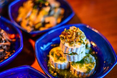 İnce yemek restoranda klasik Kuzey Çin soğuk meze çeşitliliği: soğuk tofu meze ince doğranmış yüzyıl yumurta ile tepesinde