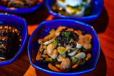 İnce yemek restoranda klasik Kuzey Çin soğuk meze çeşitliliği: düğme mantar Çince truffle ile vurgulu.   