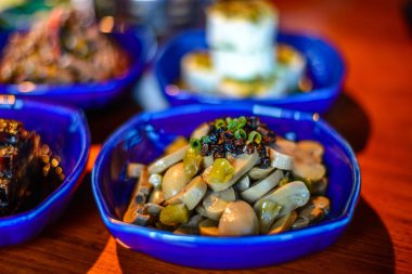 İnce yemek restoranda klasik Kuzey Çin soğuk meze çeşitliliği: düğme mantar Çince truffle ile vurgulu.   