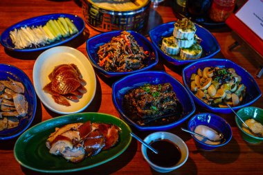 Klasik Kuzey Çin Mezeler: Pekin ahşap ateş kavrulmuş ördek ve diğer soğuk aperatifler