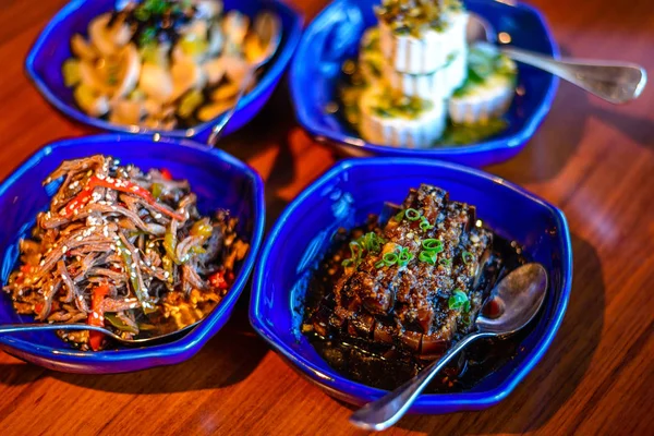 İnce yemek restoranında klasik Kuzey Çin soğuk meze çeşitleri   