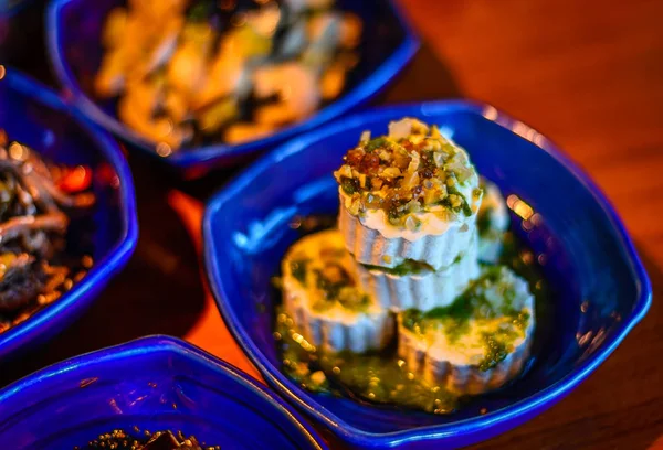 İnce yemek restoranda klasik Kuzey Çin soğuk meze çeşitliliği: soğuk tofu meze ince doğranmış yüzyıl yumurta ile tepesinde