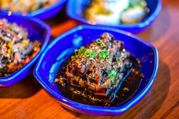 İnce yemek restoranında klasik Kuzey Çin soğuk meze çeşitleri   