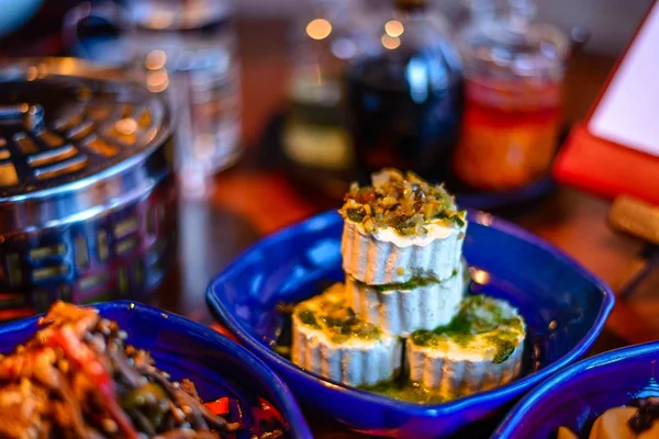 İnce yemek restoranda klasik Kuzey Çin soğuk meze çeşitliliği: soğuk tofu meze ince doğranmış yüzyıl yumurta ile tepesinde