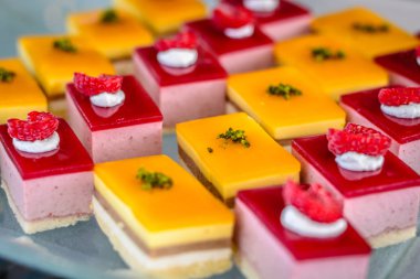 Çeşitli tatlılar puffs tart pudingler kek krem brulee