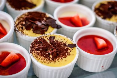 Çeşitli tatlılar puffs tart pudingler kek krem brulee