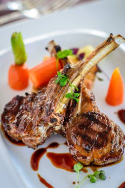 Havuç ve et suyu ile Lamd raf ızgara