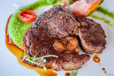 Beyaz porselen tabakta Izgara Bonfile