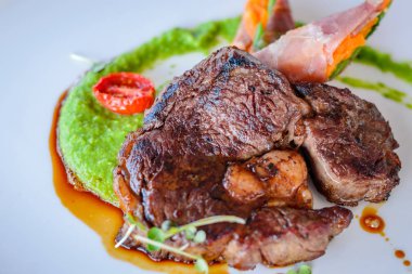 Beyaz porselen tabakta Izgara Bonfile