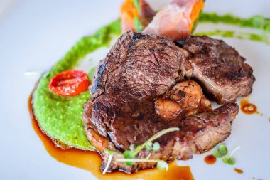 Beyaz porselen tabakta Izgara Bonfile