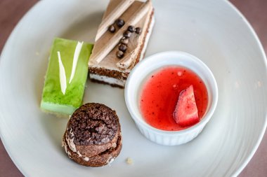 Çeşitli tatlılar puffs tart pudingler kek krem brulee