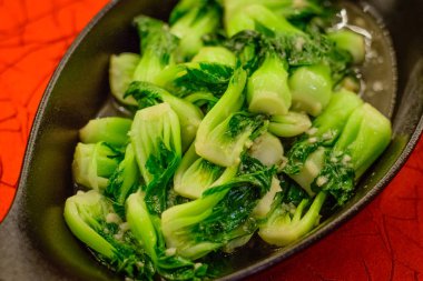 Tavada kızartılmış bebek Pak Choy 