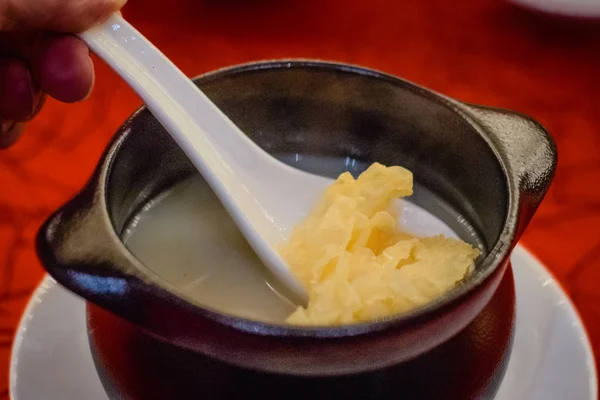 二重沸かなければ豊富な魚 新鮮なアーモンド ミルクの浮袋のスープ — ストック写真