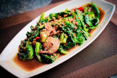 Tay tavada kızartılmış taze bebek kailan karides, sarımsak ve istiridye sosu ile.