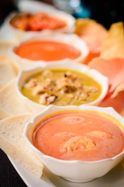 Tay kırmızı köri Dana, Tay yeşil köri tavuk, Endonezya kalamar köri ve Malezya Karides Curry tabağı umami dolu. Çapati ekmek ve manyok kraker bir tarafı ile hizmet.