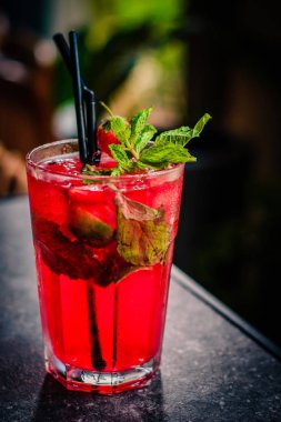 Çilek Mojito Bacardi ROM, taze çilek, nane yaprağı, limon, şeker ve Soda