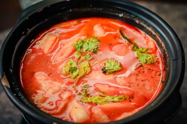 Tom Yum Sopa Caliente Agria Estilo Tailandés Con Lubina Calamares —  Fotos de Stock