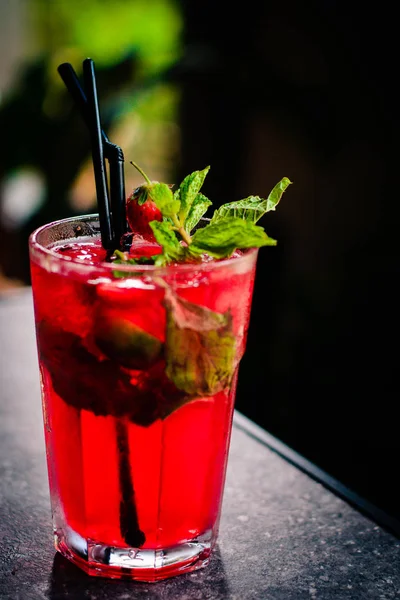 Fraise Mojito Bacardi Rhum Fraise Fraîche Feuilles Menthe Chaux Sucre — Photo