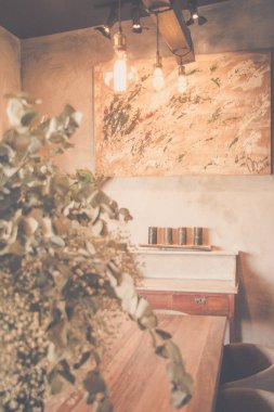 Güzel Cafe iç ile masa ve sandalyeler ve aydınlatma