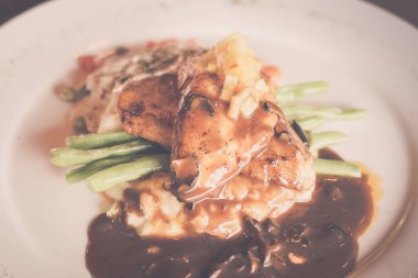 Japon beyaz ton balığı, patates püresi, krema sos, ananas Salsa, mantar sosu, seçili sebze