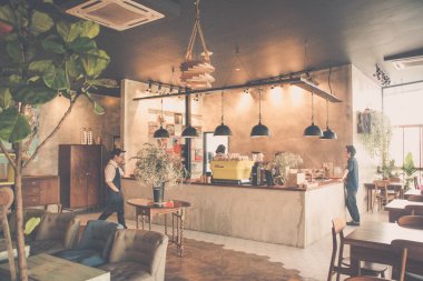 Güzel Cafe iç ile masa ve sandalyeler ve aydınlatma