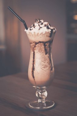 Buz Mocha harmanlanmış çırpılmış krema ve çikolata sos ile