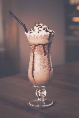 Buz Mocha harmanlanmış çırpılmış krema ve çikolata sos ile