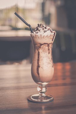 Buz Mocha harmanlanmış çırpılmış krema ve çikolata sos ile