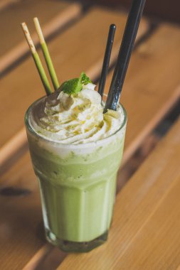 çırpılmış krem nane yaprakları çikolata sopa ile harmanlanmış matcha latte
