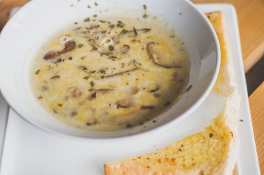 mantar kremalı çorba mantar, bitki ve sarımsak tost tarafında