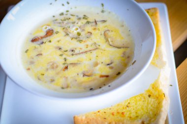 mantar kremalı çorba mantar, bitki ve sarımsak tost tarafında