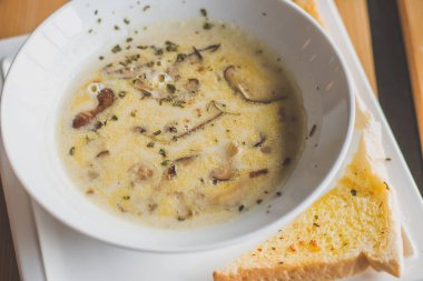 mantar kremalı çorba mantar, bitki ve sarımsak tost tarafında