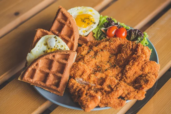 Kotlet Drobiowy Wafel Sunny Side Jajko Sałatka — Zdjęcie stockowe