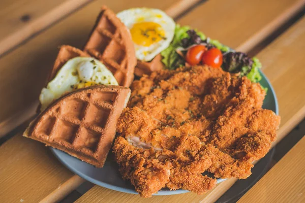 Kotlet Drobiowy Wafel Sunny Side Jajko Sałatka — Zdjęcie stockowe